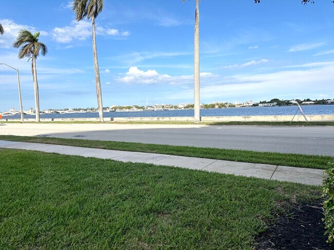 Building Photo - 1801 S Flagler Dr