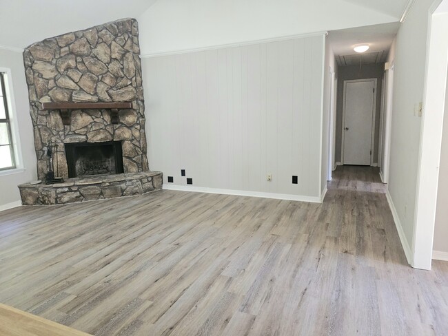 Building Photo - 9420 Burnt Tree Dr