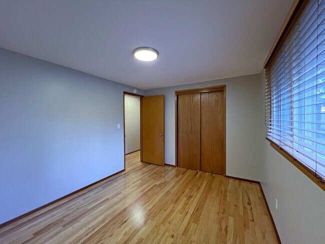 Building Photo - North Burien Rambler home - 3 bedrooms and...