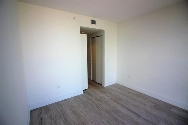 Building Photo - 121 NE 34th St