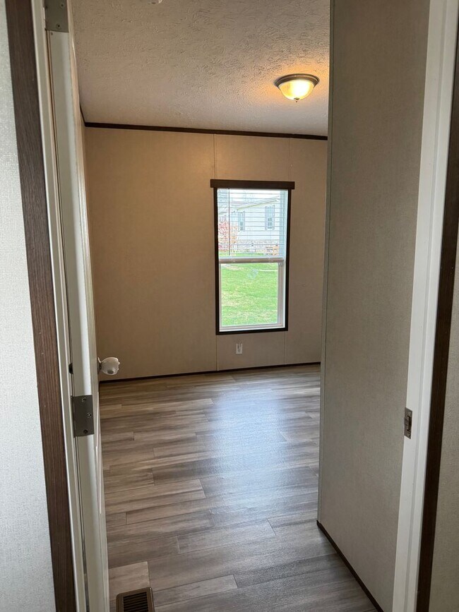 Building Photo - Newer Mobile Home in Country Setting