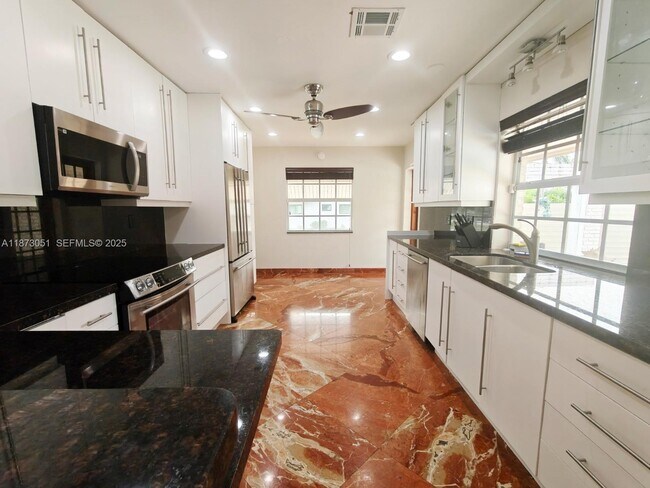 Building Photo - 4027 Pierce St