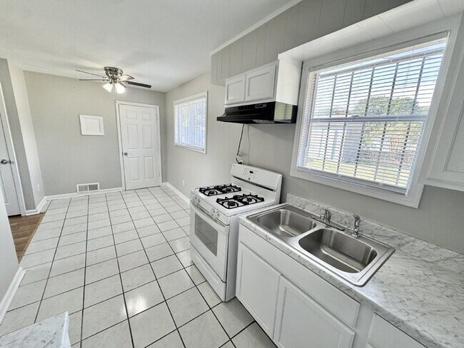 Building Photo - 784 Western Park Dr