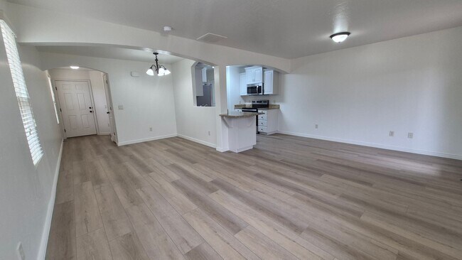 Building Photo - Remodeled 3 Bed / 2.5 Bath Townhome in Great Location