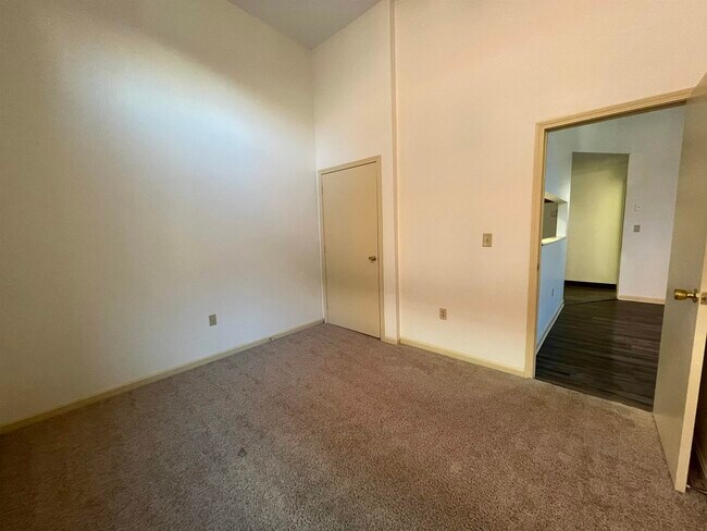 Building Photo - 521 Pine St