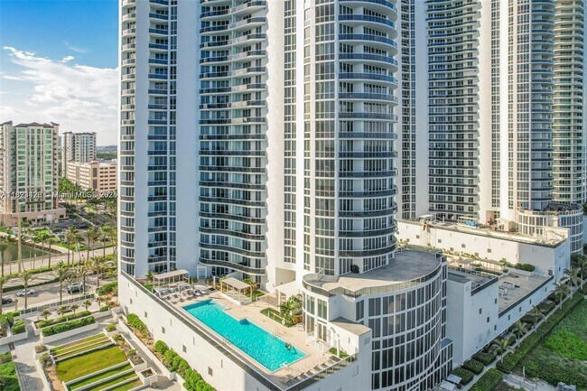 Building Photo - 15901 Collins Ave