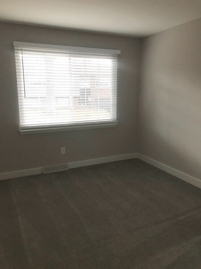 Building Photo - Pet Friendly, Renovated Home in Fox School District