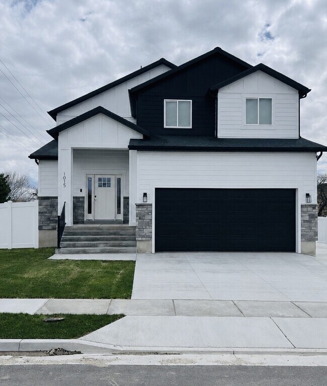 Building Photo - 1015 W 200 N