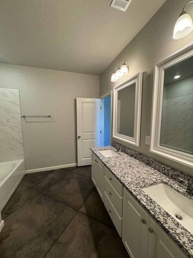 Building Photo - Large 3bedroom 2 bathroom New built 2025 1...