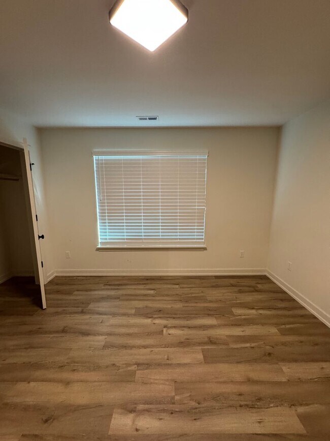 Building Photo - 3 bedroom 2 bath house