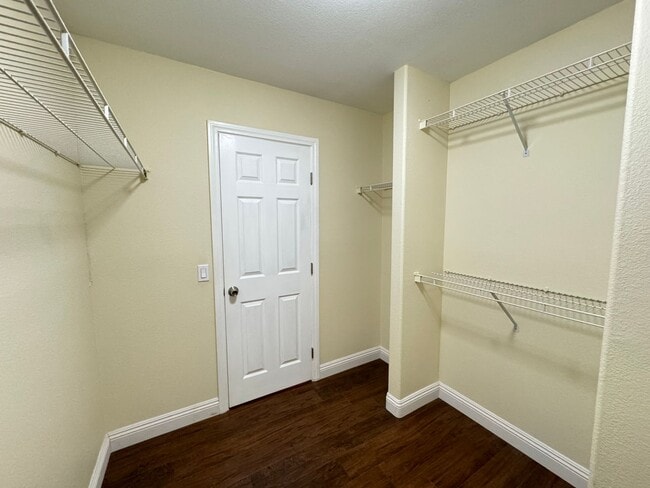 Building Photo - 5417 Redview Ct