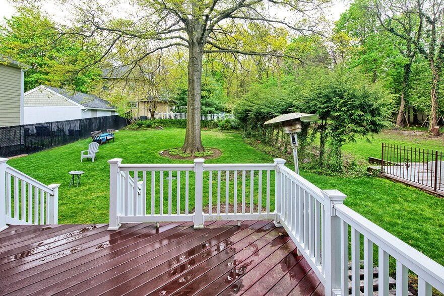 Outdoor Space - 288 County Rd