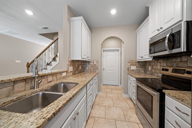 Building Photo - 1413 E April Villa