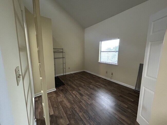 Building Photo - Spacious 2 bedroom townhouse with an additional loft located near TCC!