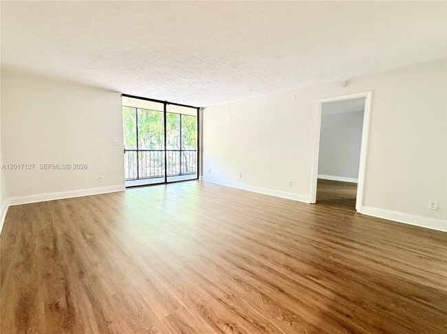 Building Photo - 450 Commodore Dr