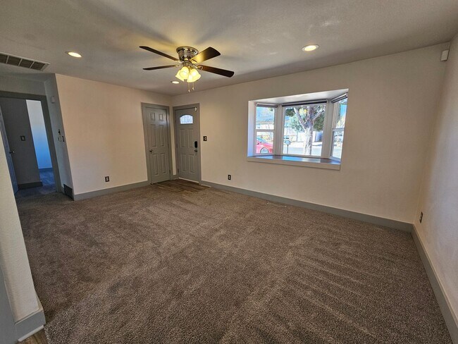 Building Photo - Comfortable 4 bed, 2 bath home in 80906!