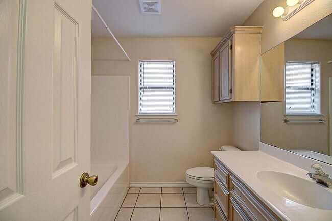 Building Photo - 3805 Julia Cir
