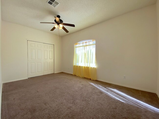 Building Photo - East El Paso 4 bed Refirg A/C
