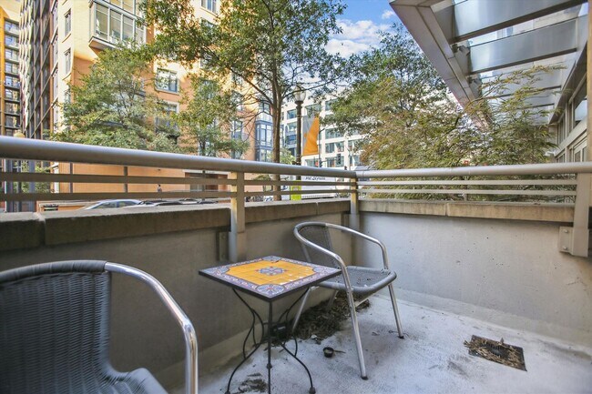 Building Photo - Incredible 1BR/1BA Condo Blocks from the Metro Vibrant Mount Vernon Triangle!