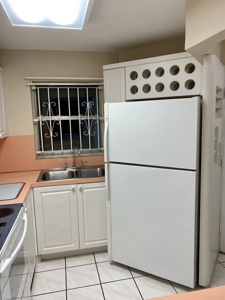 kitchen - 1750 W 46th St