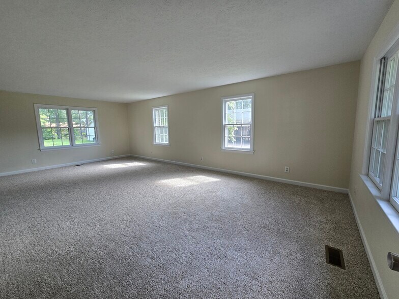 Building Photo - 205 Pinewood Dr