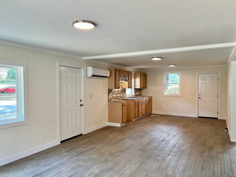 Building Photo - 1623 E Sullenberger Ave