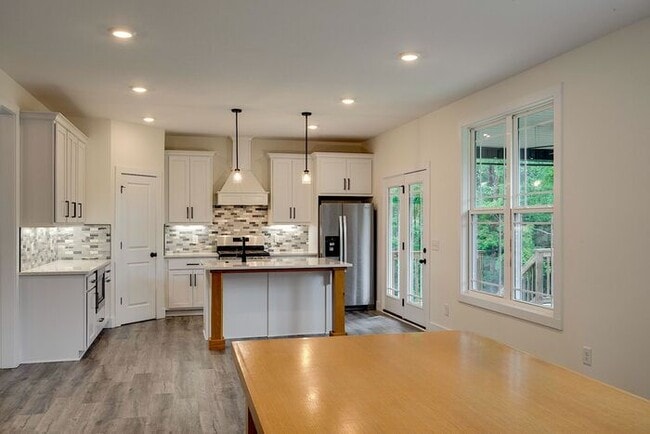 Building Photo - 420 Stonemeadow Rd