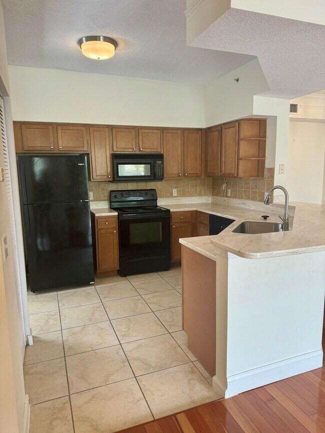 Building Photo - 3210 Myrtlewood Cir E
