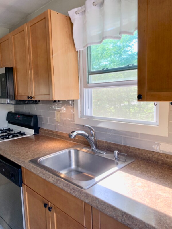 Building Photo - 186 Davos Rd