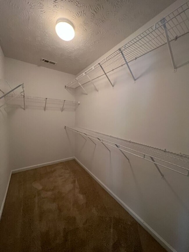 Building Photo - Beautiful 3 Bed Ranch with Fenced Backyard