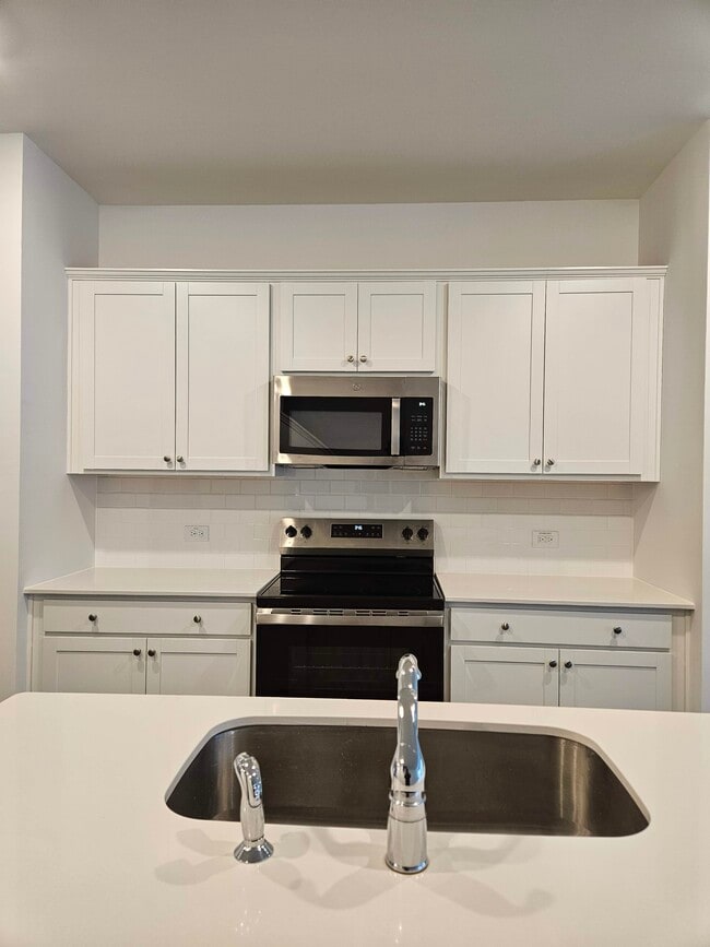 Building Photo - 868 Pilot St