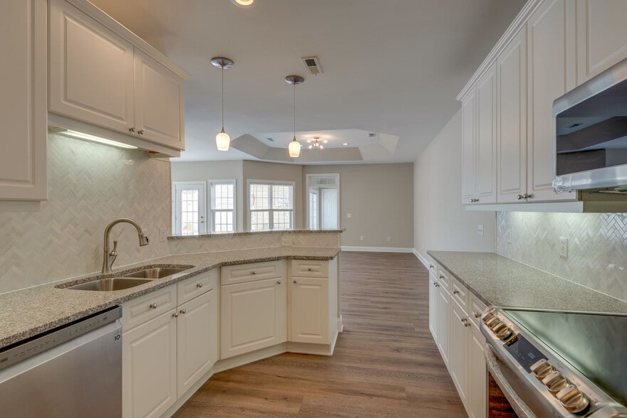 Open Kitchen - 618 Springlake Dr