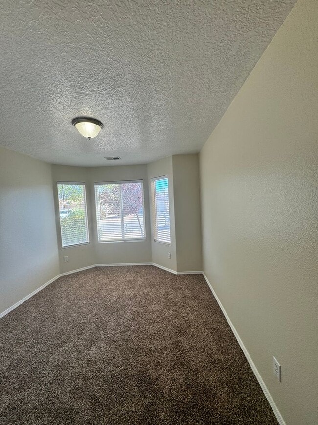 Building Photo - 3 bed 2 bath home in Huning Ranch
