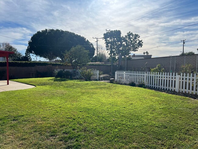 Building Photo - East Ventura Home with a large park-like b...