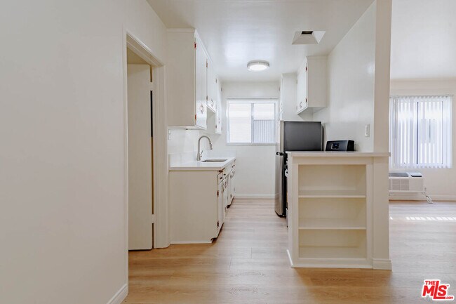 Building Photo - 758 N Hudson Ave