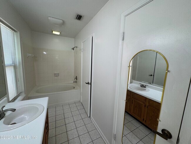 Building Photo - 3915 Station Ct S