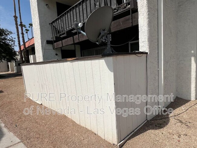 Building Photo - 1405 E Vegas Valley Dr