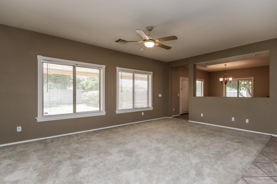 Building Photo - 1081 E Horseshoe Dr