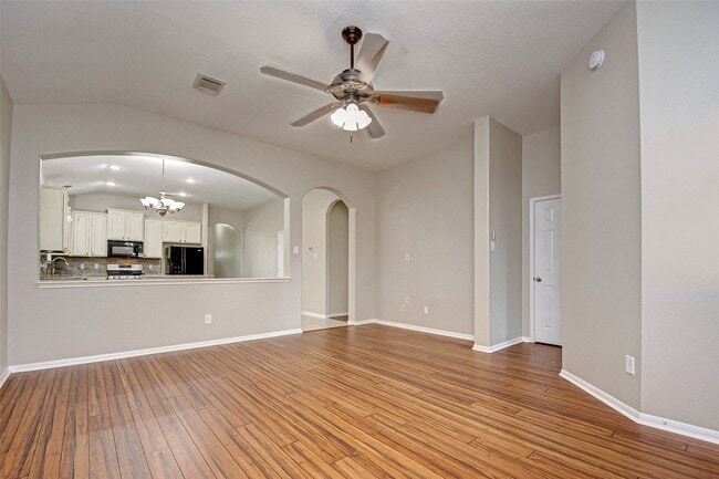 Building Photo - 26439 Richwood Oaks Dr