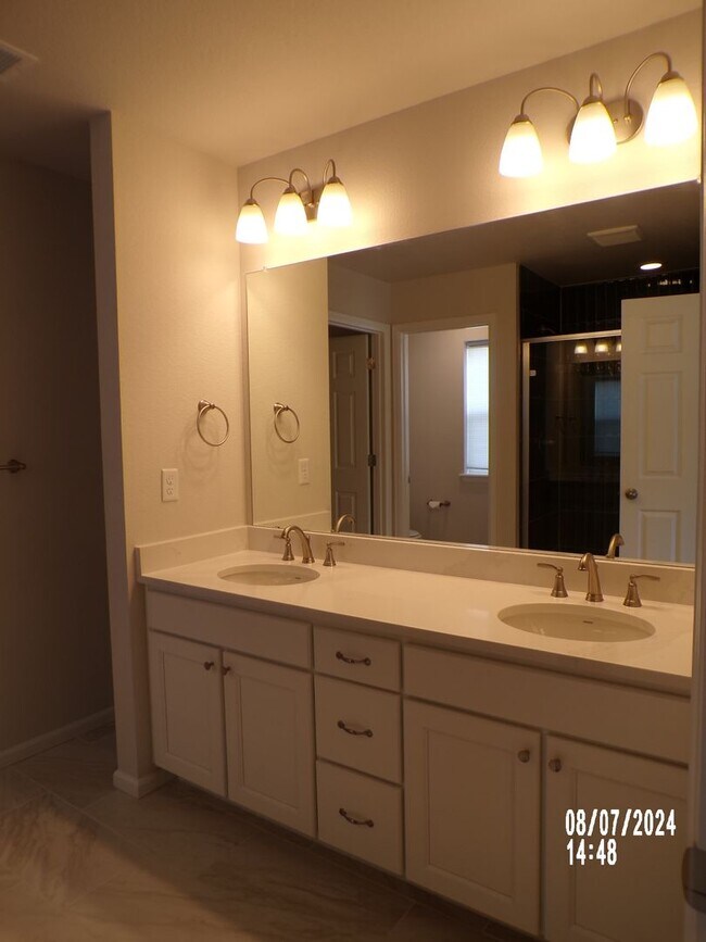 Building Photo - Stunning Home in Castle Rock 4Bedrooms 3.5 Bathrooms!