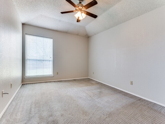 Building Photo - 7124 Summerset Dr