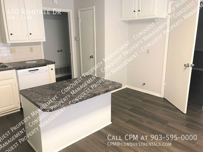 Building Photo - 400 Raintree Dr