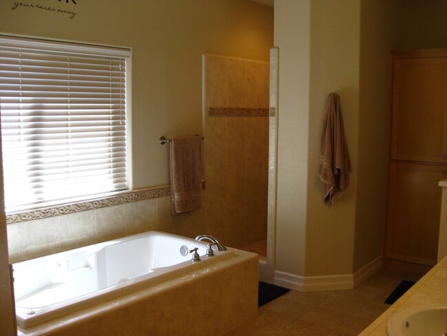 Building Photo - 2500 Sq Ft in Great Neighborhood Near Schools and Bidwell Park!