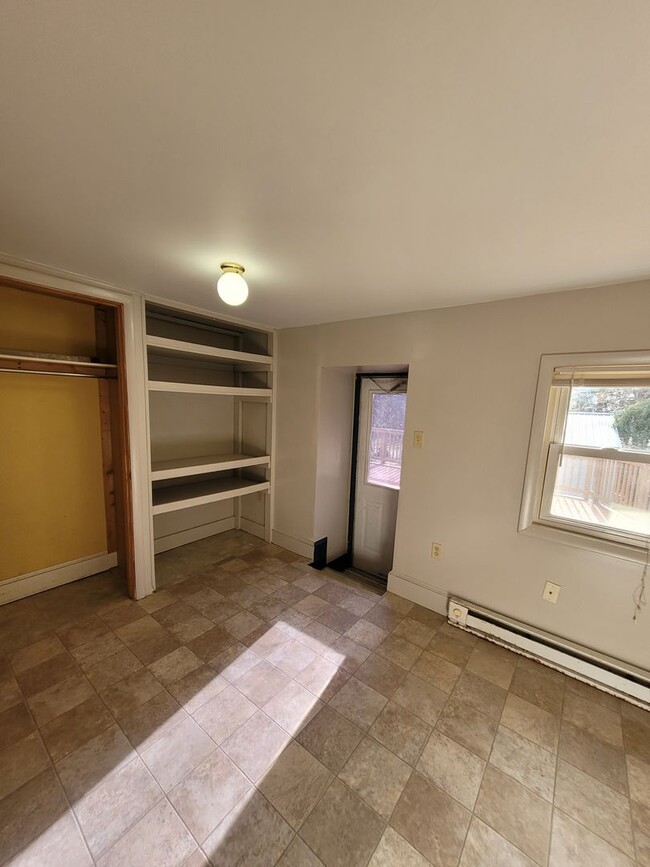 Building Photo - 3 Bed, 1 Bath home nestled in the heart of...