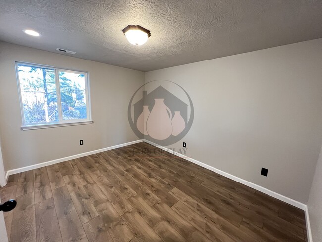 Building Photo - Charming Keizer Home-Coming First week of February