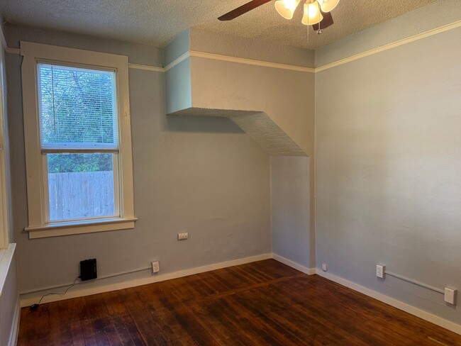 Building Photo - Cozy 2 Bedroom 1 Bath Home