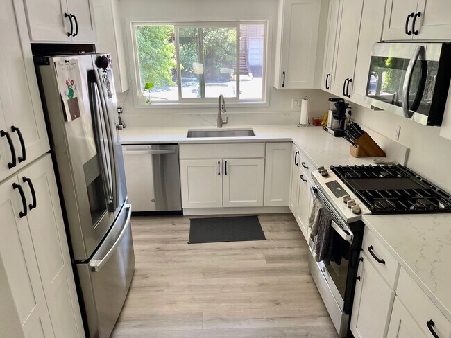 Building Photo - Beautifully Updated Mt. Park Condo Located...