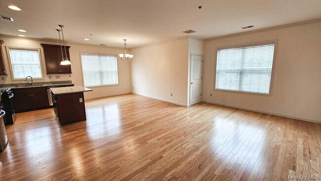 Building Photo - 305 Canter Ct