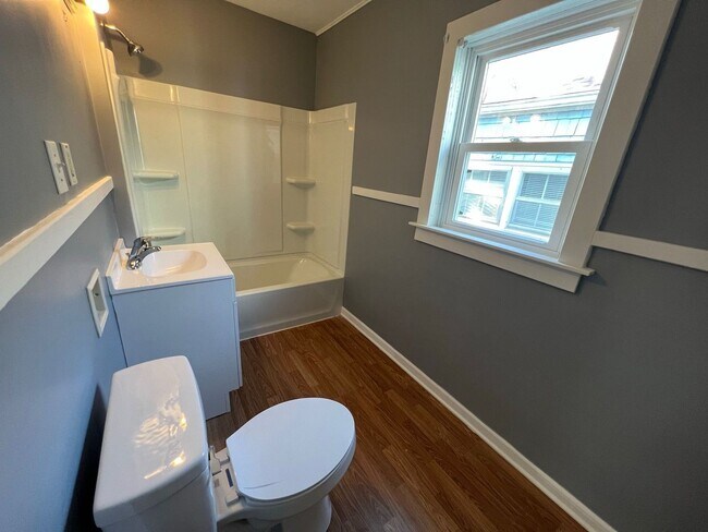 Building Photo - Adorable Newly Fixed Up Home!