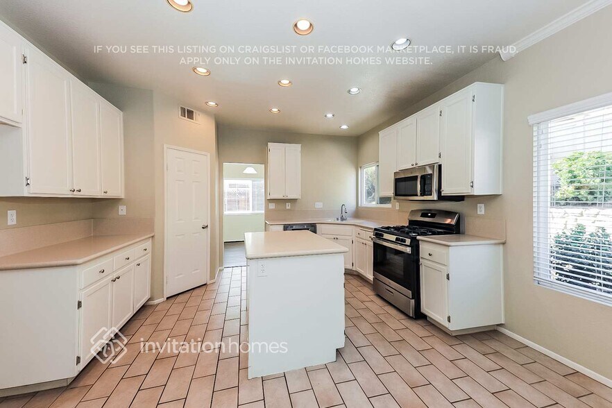 Building Photo - 23842 Sweet Pea Ct